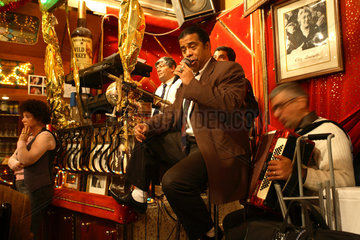 Paris  Frankreich  Musiker im Restaurant Chez Louisette
