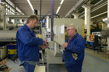 Berlin  Deutschland  zwei Mitarbeiter der Firma BEKUM bei der Montage einer Verpackungsmaschine