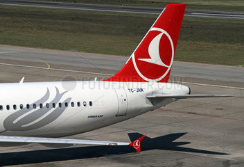 Berlin  Deutschland  Heck eines Airbus A321 der Fluggesellschaft Turkish Airlines