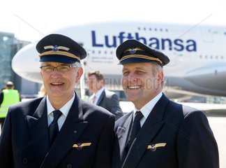 Duesseldorf  Deutschland  Flugkapitaene vor dem Airbus A380 von Lufthansa