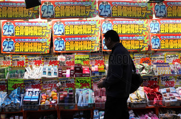 Tokio  Japan  Silhouette  Mann vor einer Drogerie im Stadtteil Shinjuku