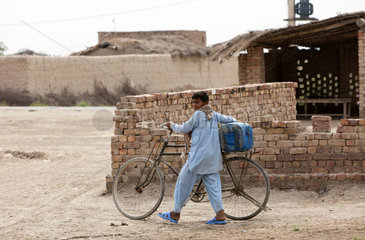 Basti Mumgani  Pakistan  Junge transportiert einen Wasserkanister
