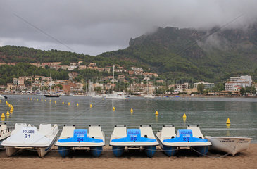 Port de Soller  Mallorca  Spanien  Tretboote am leeren Strand in Port de Soller