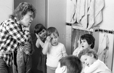 Berlin  DDR  Kinder und Erzieherin in einer Kindertagesstaette