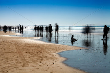 Conil de la Frontera  Spanien  Spaziergaenger am Strand