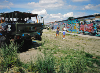 Berlin  Deutschland  alter Armeelaster und Touristen an der Berliner Mauer
