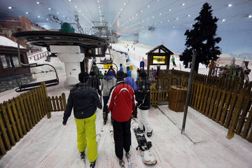 Dubai  Vereinigte Arabische Emirate  Ski- und Snowboardfahrer warten am Sessellift in der Indoorskihalle Ski Dubai