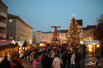Berlin  Deutschland  Menschen auf dem Spandauer Weihnachtsmarkt