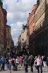 Stockholm  Schweden  Passanten in der Fussgaengerzone Drottninggatan