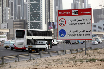 Dubai  Vereinigte Arabische Emirate  Hinweisschild Radarkontrolle