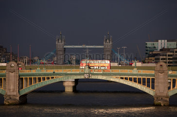 London  Grossbritannien  Blick von der Millenium Bridge ueber die Themse