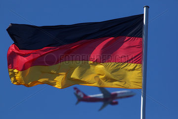 Iffezheim  Deutschland  Nationalfahne von Deutschland und Flugzeug der Air Berlin