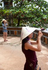 Hue  Vietnam  Touristinnen auf dem Gelaende der Thien Mu-Pagode