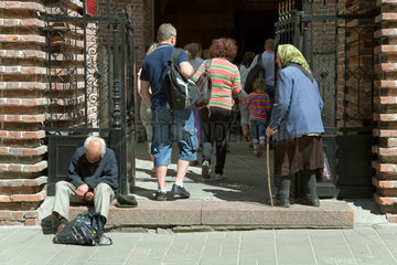 Lemberg  Ukraine  Bettler vor einer Kirche