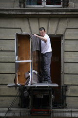 Paris  Frankreich  Schrank wird bei einem Umzug aus dem Fenster geschoben