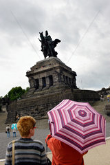 Koblenz  Deutschland  Touristen vor dem Kaiser-Wilhelm-I.-Denkmal