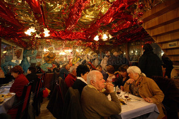 Paris  Frankreich  Menschen im Restaurant Chez Louisette