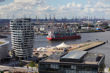 Hamburg  Deutschland  die HafenCity und ein Containerschiff im Hamburger Hafen