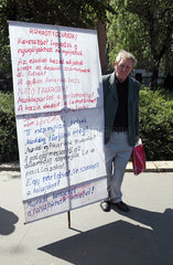 Budapest  Ungarn  Senior protestiert mit einem handgeschriebenen Plakat