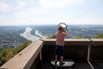 Koenigswinter  Deutschland  ein Junge blickt vom Drachenfels auf den Rhein