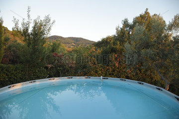 Scansano  Italien  ein Pool in einem Garten im Ortsteil Polveraia