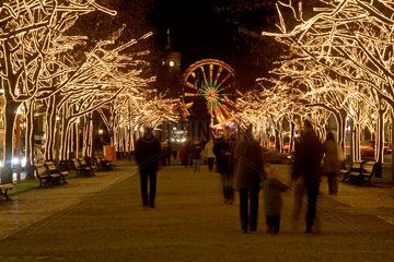 Berlin  Deutschland  Weihnachtsbeleuchtung unter den Linden