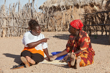 Lodwar  Kenia  Leah Imoru Lobar  Mitarbeiterin des Kinderhilfswerks World Vision  besucht Alice Kodet