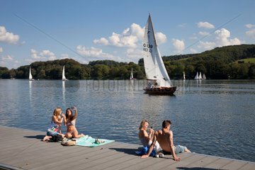 Essen  Deutschland  Segelboote auf dem Baldeneysee und Menschen am Bootssteg