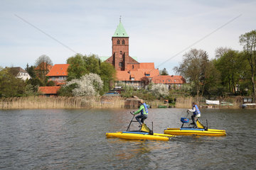 Ratzeburg  Deutschland  eine Hydro-Bike-Tour auf dem Ratzeburger See