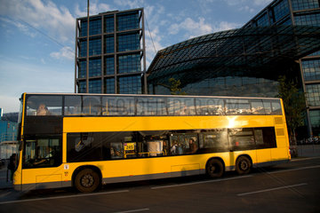 Berlin  Deutschland  ein Bus der Berliner Verkehrsbetriebe vor dem Berliner Hauptbahnhof