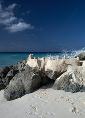 Dover  Barbados  eine auf Korallenfelsen gebaute Sandburg am Strand von Dover Beach