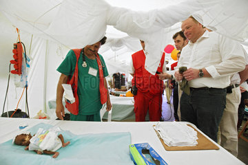 Carrefour  Haiti  Dirk Niebel (re.)  FDP im Deutsches Rotes Kreuz Field Hospital