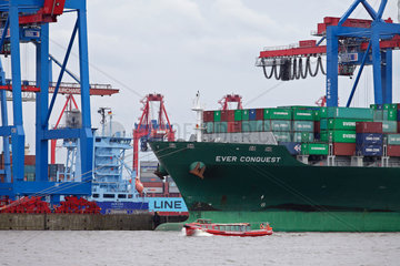 Hamburg  Deutschland  Barkasse faehrt am Containerschiff EVER CONQUEST vorbei