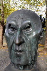 Bonn  Deutschland  die Kopfplastik von Konrad Adenauer am Bundeskanzlerplatz