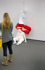 Koeln  Deutschland  Messebesucherin vor der Skulptur Last Dream auf der Art Cologne
