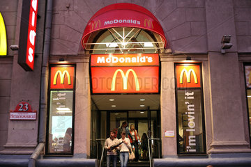 Minsk  Weissrussland  Haupteingang zu McDonalds am praspekt Nezaleznasci