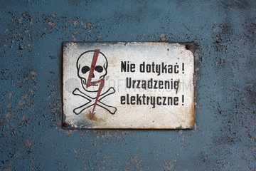 Posen  Polen  Schild in einer Fabrik warnt: Nicht beruehren  elektrisches Geraet!