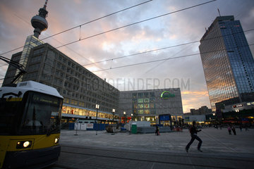 Berlin  Strassenbahnlinie 4 der BVG am neu gestalteten Alexanderplatz