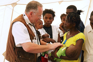 Carrefour  Haiti  Prof. Dr. Joachim Gardemann untersucht Kinder im mobilen DRK-Krankenhaus