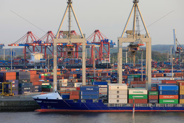 Hamburg  Deutschland  Containerbruecke im Hamburger Hafen