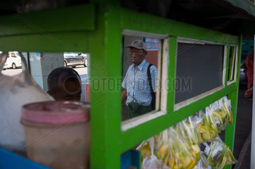 Yangon  Myanmar  Spiegelbild eines Passanten