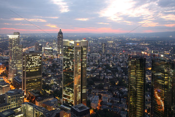 Frankfurt  Deutschland  Silhouette des Bankenviertels und Messeturm