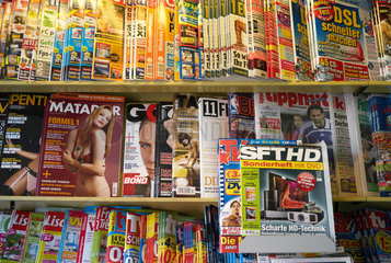 Berlin  Deutschland  Zeitschriften in einem Zeitungskiosk