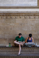 Florenz  Italien  Touristen sitzen in der Loggia dei Lanzi am Piazza della Signoria