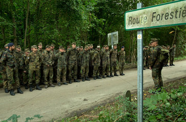 Illkirch-Grafenstaden  Frankreich  Offiziere und Unteroffiziere des JgBtl 291 treten zu einer Fortbildung an