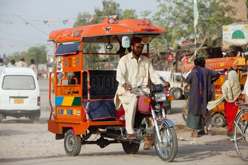 Dur Mohammad Mugheri  Pakistan  Tuk Tuk auf einer Strasse