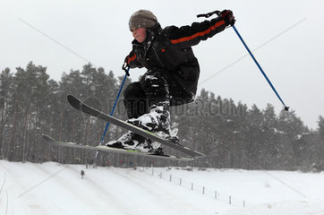 Berlin  Deutschland  Junge faehrt Ski im verschneiten Grunewald