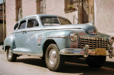 Santiago de Cuba  Kuba  hellblauer Dodge Sedan  Baujahr 1946-1948