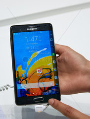Berlin  Deutschland  Samsung zeigt sein neues Modell des Smartphones Galaxy Note Edge