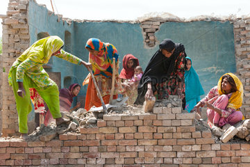 Mozazor  Pakistan  Frauen tragen die Ueberreste ihres Hauses ab fuer einen Wiederaufbau